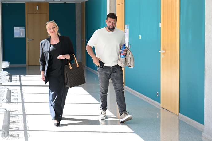 FOTO: Milan Baroš odcházel od soudu s úsměvem od ucha k uchu. – stránka 3