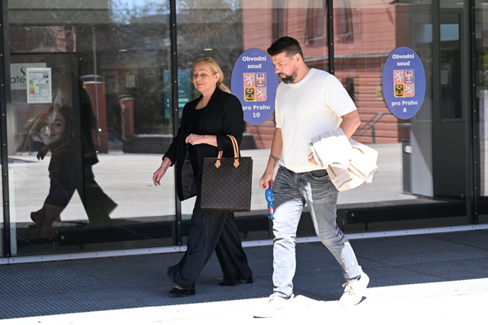 FOTO: Spokojený Milan Baroš po boku svého právnického esa. – stránka 1