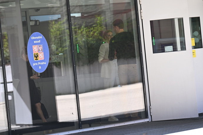 FOTO: Nový partner po boku Terezy Barošové bezprostředně po skončení soudu. – stránka 4