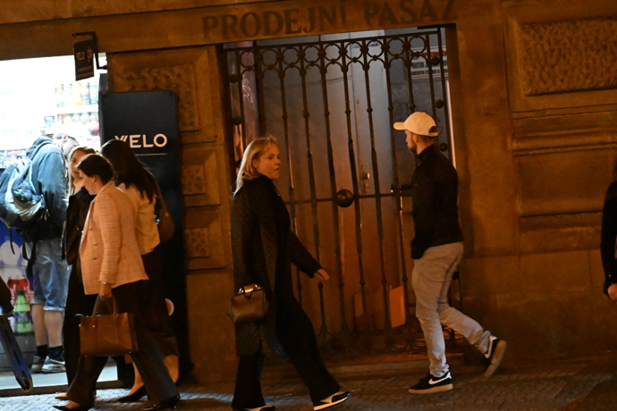 FOTO: Dagmar Havlová při odchodu. – stránka 118