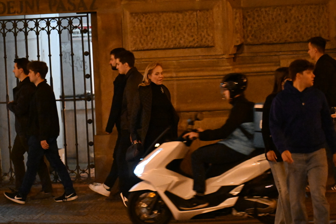 FOTO: Dagmar Havlová při odchodu. – stránka 117