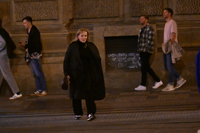 FOTO: Dagmar Havlová při odchodu. – stránka 115