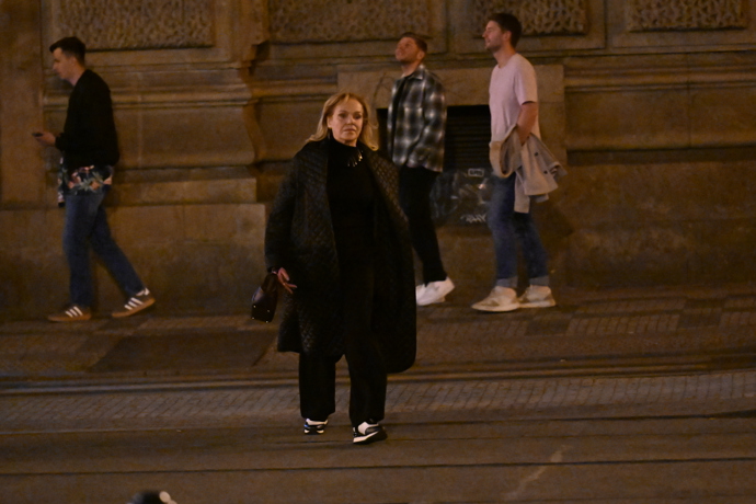 FOTO: Dagmar Havlová při odchodu. – stránka 114