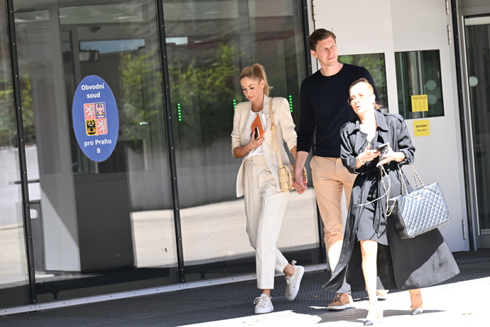 FOTO: Nový přítel byl pro zdrcenou Terezu po soudu obrovskou oporou. – stránka 8