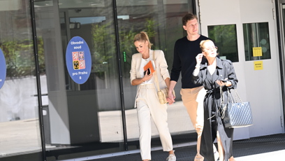 FOTO: Bývalý šéf sportovní agentury utěšuje svou zklamanou partnerku.