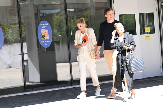 FOTO: Bývalý šéf sportovní agentury utěšuje svou zklamanou partnerku. – stránka 7
