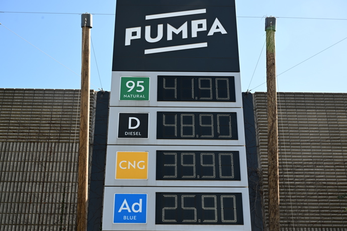 FOTO: Pumpa Andreje Babiše zlevnila o korunu. – stránka 1