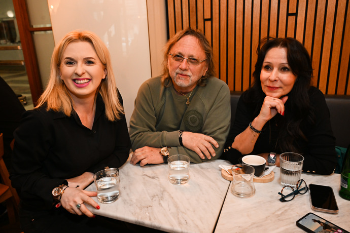 FOTO: Jiřina Anna Jandová se svým otcem Daliborem Jandou a zpěvačkou Heidi Janků. – stránka 2