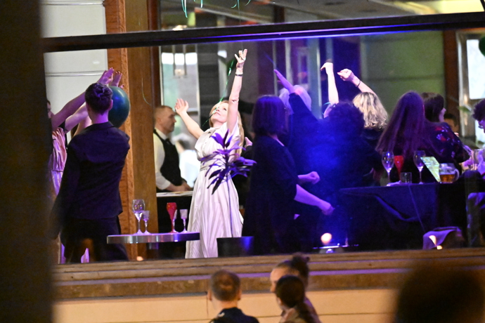 FOTO: Aňa Geislerová uprostřed parketu. – stránka 94