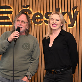 Jiřina Anna Jandová si to na pódiu vedle otce Dalibora Jandy užívá. 