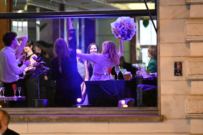 FOTO: Aňa Geislerová dostala nádhernou kytici. – stránka 111