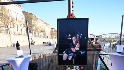 FOTO: Veřejné pietní místo vzniklo na palubě ukotveného parníku.