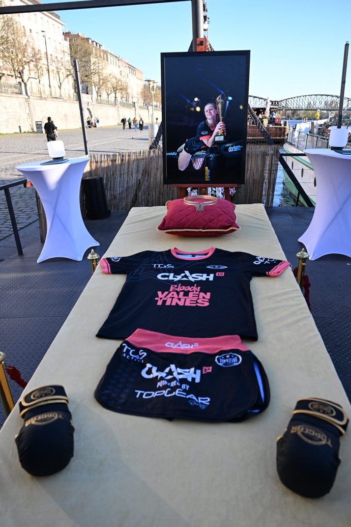 FOTO: Veřejné pietní místo vzniklo na palubě ukotveného parníku. – stránka 40