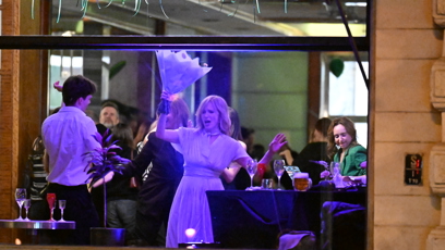 FOTO: Aňa Geislerová s kyticí na parketu.