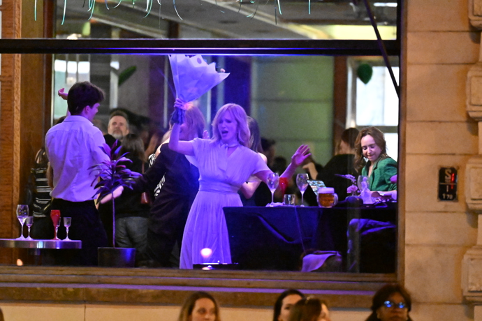 FOTO: Aňa Geislerová s kyticí na parketu. – stránka 110