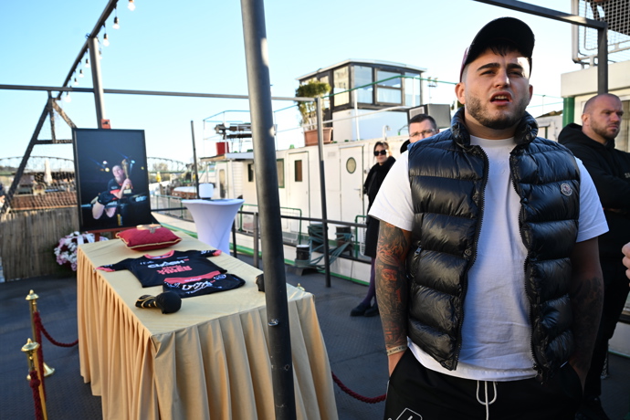 FOTO: Samir se přišel rozloučit s bojovnicí. – stránka 30