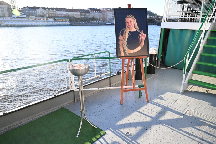 FOTO: Dojemné pietní místo s fotografií usměvavé Dominiky. – stránka 39