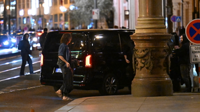 FOTO: Jiří Macháček přijel v obřím černém Mercedesu.