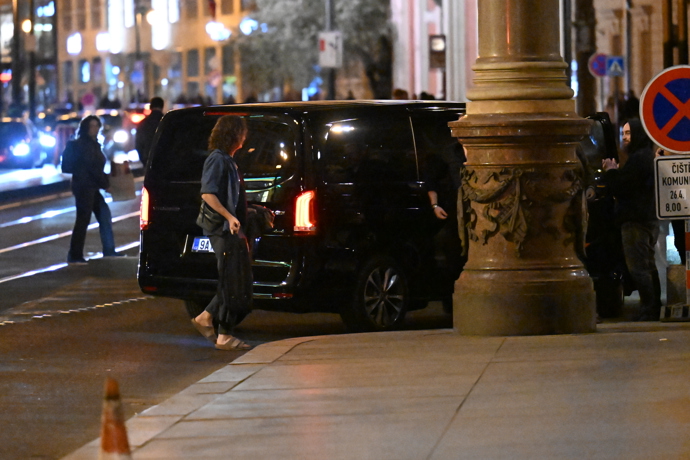 FOTO: Jiří Macháček přijel v obřím černém Mercedesu. – stránka 39