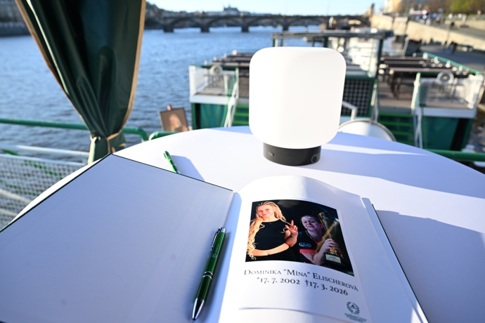 FOTO: Do knihy lidé psali dojemné vzkazy. – stránka 28