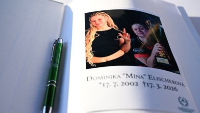 FOTO: Fanoušci mohli zanechat poslední slova v pamětní knize.