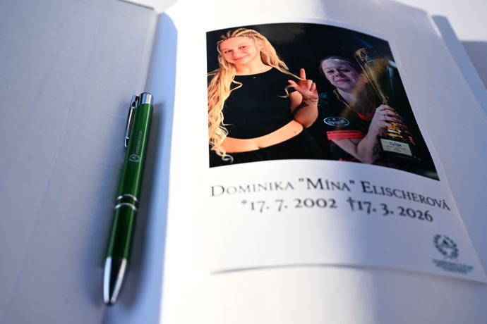 FOTO: Fanoušci mohli zanechat poslední slova v pamětní knize. – stránka 38