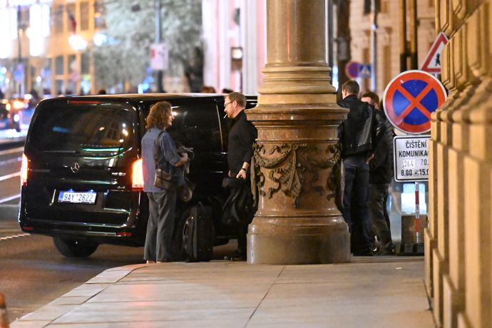 FOTO: Jiří Macháček dorazil na oslavu. – stránka 38