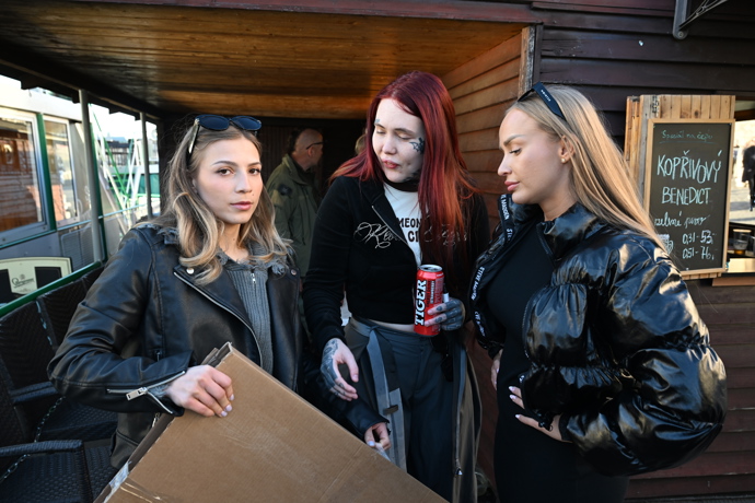 FOTO: Přátelé přinesli nádherné památeční plátno plné lásky. – stránka 27