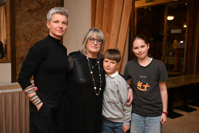 FOTO: Manželka Davida Stypky, Kateřina, maminka Marie a děti. – stránka 34