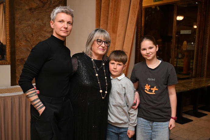 FOTO: Manželka Davida Stypky, Kateřina, maminka Marie a děti. – stránka 33