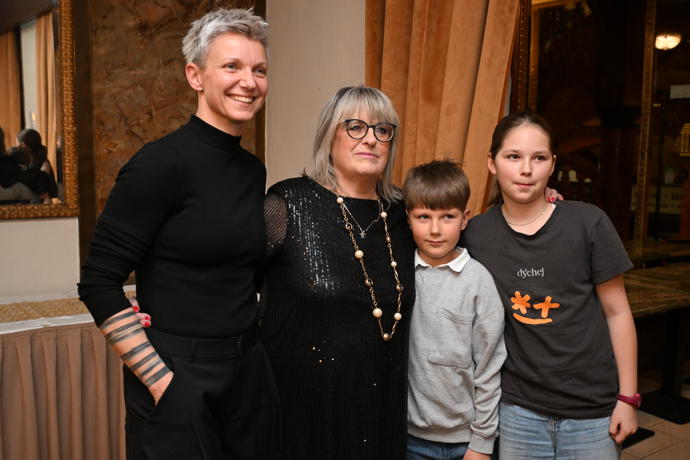 FOTO: Manželka Davida Stypky, Kateřina, maminka Marie a děti. – stránka 32