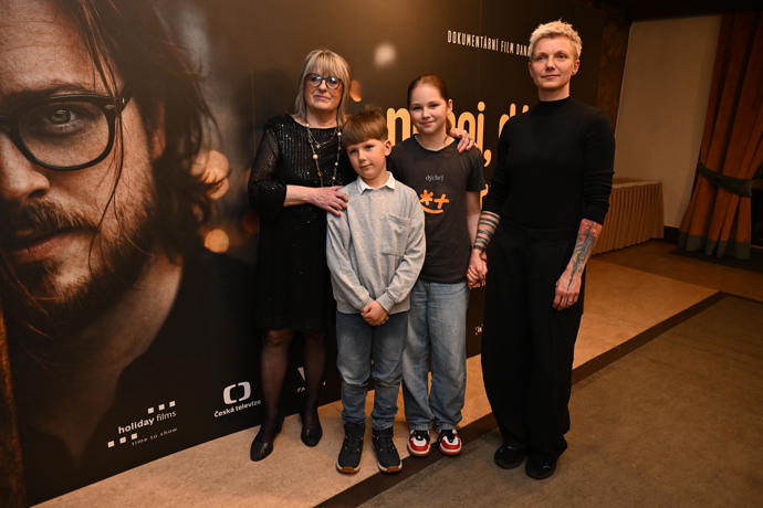 FOTO: Manželka Davida Stypky, Kateřina, maminka Marie a děti. – stránka 31