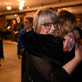 Marie Stypková se dojemně objala s Kateřinou Žbirkovou.