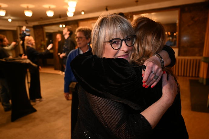 FOTO: Marie Stypková se dojemně objala s Kateřinou Žbirkovou. – stránka 8