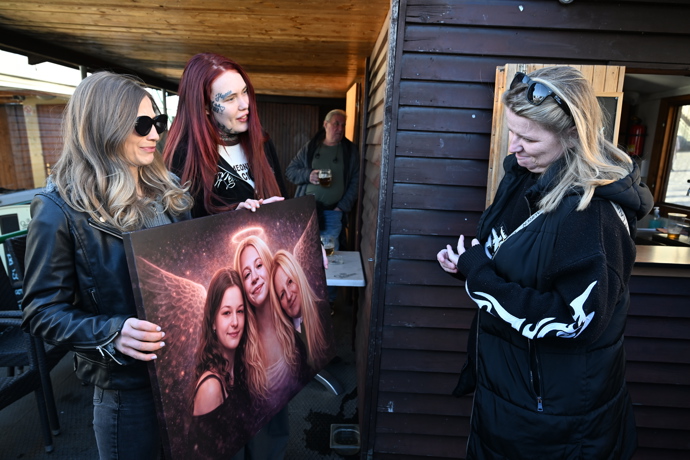 FOTO: Nejemotivnější momenty se odehrávaly blízko u vystaveného portrétu. – stránka 24