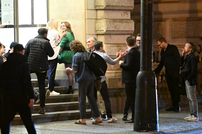 FOTO: Jiří Macháček venku s hosty. – stránka 81