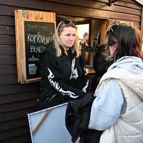 Lidé se přišli naposledy rozloučit s milovanou Mínou.