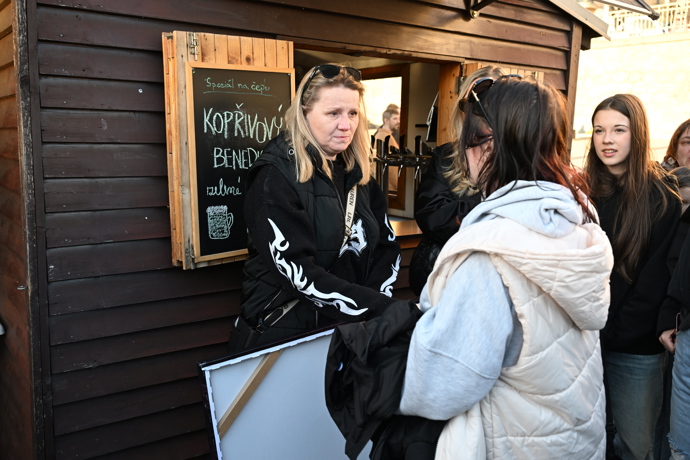 FOTO: Lidé se přišli naposledy rozloučit s milovanou Mínou. – stránka 37