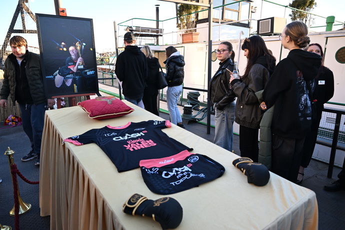 FOTO: Pietní místo pro Mínu. – stránka 22