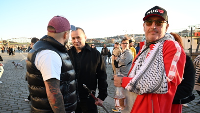 FOTO: Jakub Mohamed Ali a Jakub Tyberiusz łabudek na vzpomínkové akci pro Mínu.