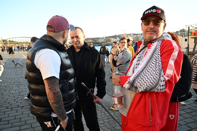 FOTO: Jakub Mohamed Ali a Jakub Tyberiusz łabudek na vzpomínkové akci pro Mínu. – stránka 1