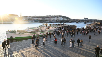FOTO: Dav lidí na pražské Náplavce.