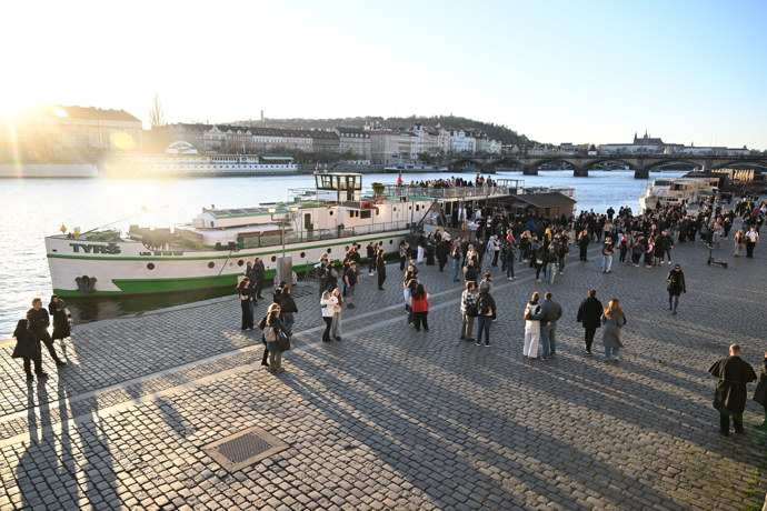 FOTO: Dav lidí na pražské Náplavce. – stránka 19