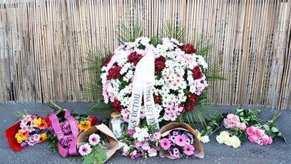 FOTO: Náplavka se večer odpoledne zahalila do hlubokého smutku.