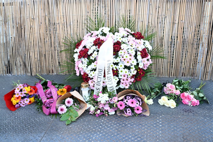 FOTO: Náplavka se večer odpoledne zahalila do hlubokého smutku. – stránka 17