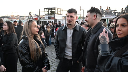 FOTO: Lidé nosili květiny a tiše vzpomínali na dívku plnou života.