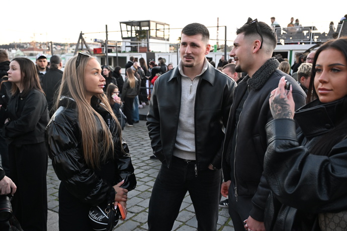 FOTO: Lidé nosili květiny a tiše vzpomínali na dívku plnou života. – stránka 15