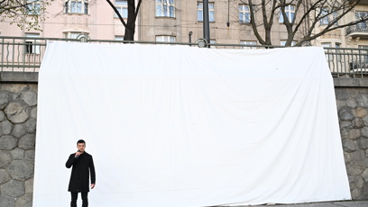 FOTO: Promotér Tomáš Le Sy promluvil ke zdrcenému davu na nábřeží.