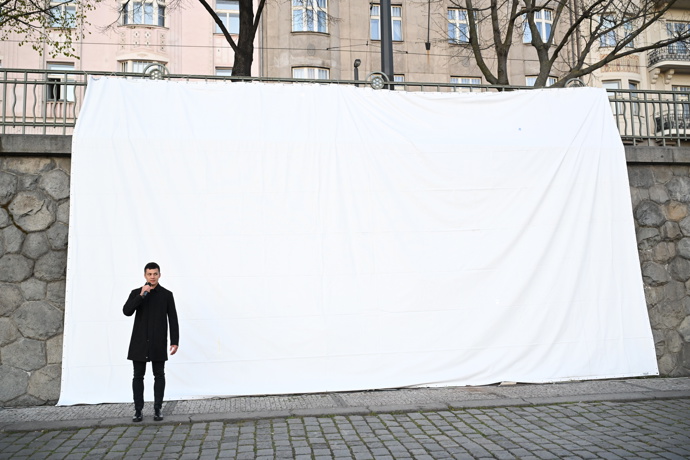 FOTO: Promotér Tomáš Le Sy promluvil ke zdrcenému davu na nábřeží. – stránka 34