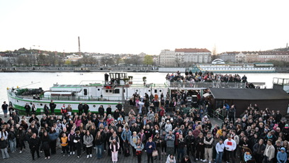 FOTO: Smutný pohled na zástupy lidí u břehu Vltavy.